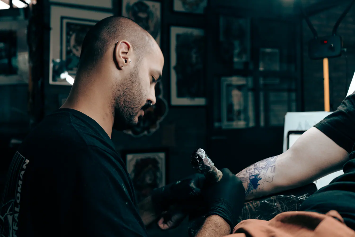 Javier Irizar tatuando en el estudio
